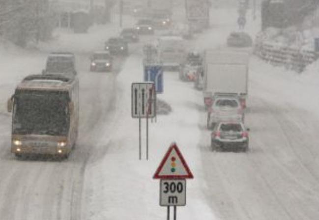 COD ROŞU de ninsori în Ungaria. Sute de români, blocaţi din cauza ninsorii. Ministrul ungar de Interne a declarat stare de urgenţă