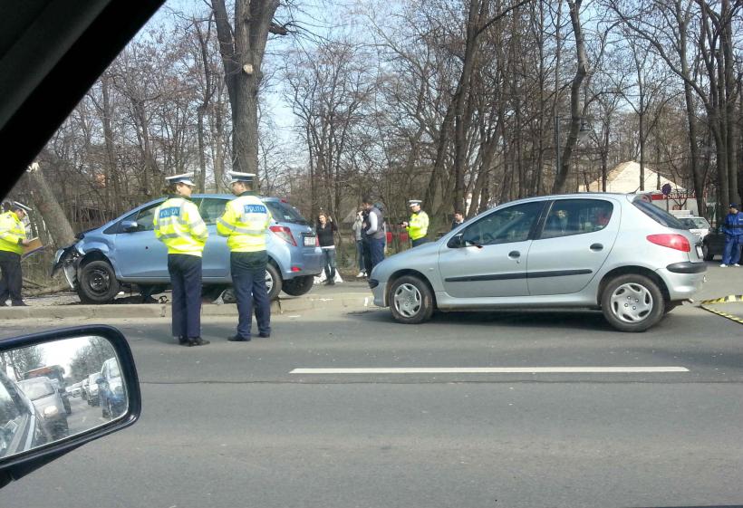 Două șoferițe, implicate intr-un accident spectaculos pe bulevardul Kiseleff din Capitală (GALERIE FOTO)
