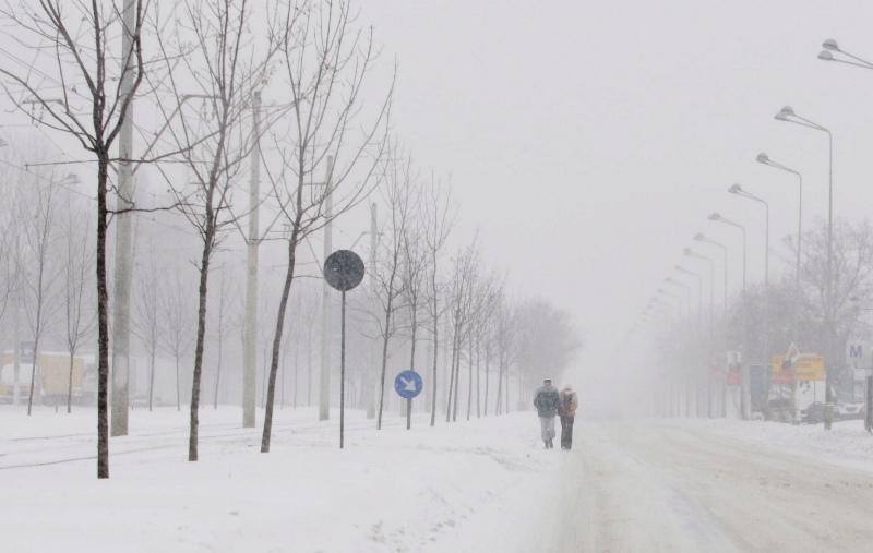 Iarna a pus stăpânire pe nord-vestul ţării: Ninge abundent, traficul rutier pe mai multe drumuri naţionale a fost restricţionat 
