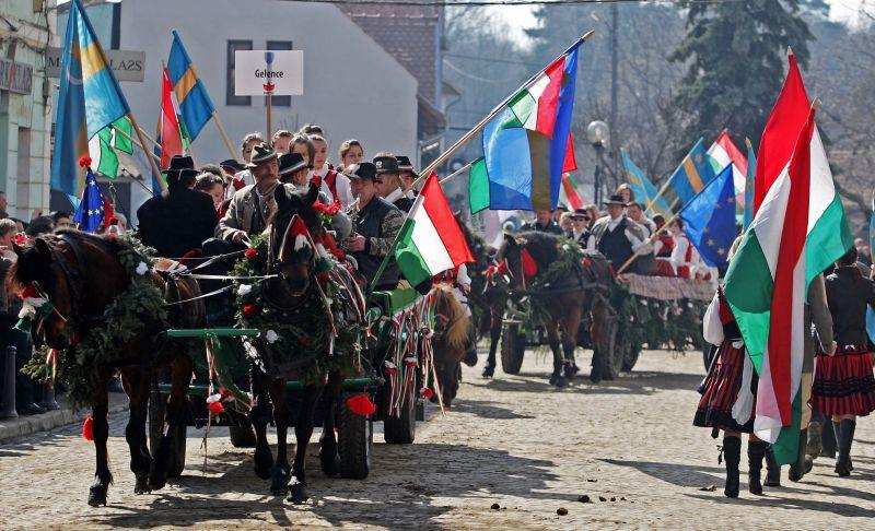 Ziua Maghiarilor de Pretutindeni, la Cluj-Napoca: Drapelul românesc alături de steagurile UE, Ungariei şi secuiesc