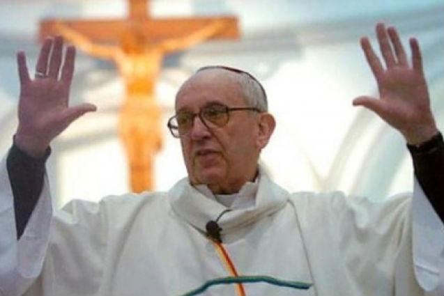 Papa Francisc s-a confesat ziariştilor: &quot;Îmi doresc o Biserică săracă, pentru săraci&quot;
