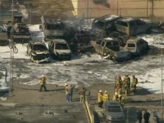 Un avion s-a prăbuşit peste o parcare în Florida: 3 morţi, 10 maşini distruse
