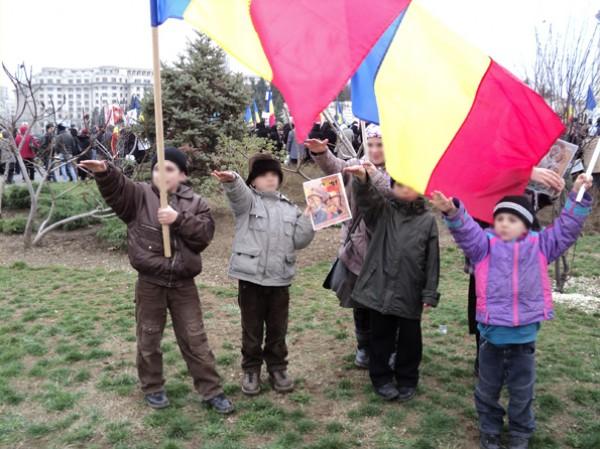  Copii învățați să salute legionar de ortodocșii din Neamț, la mitingul împotriva pașapoartelor biometrice