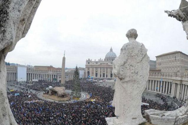 Un milion de oameni aşteptaţi la mesa de întronizare a papei. Va participa şi preşedintele Traian Băsescu
