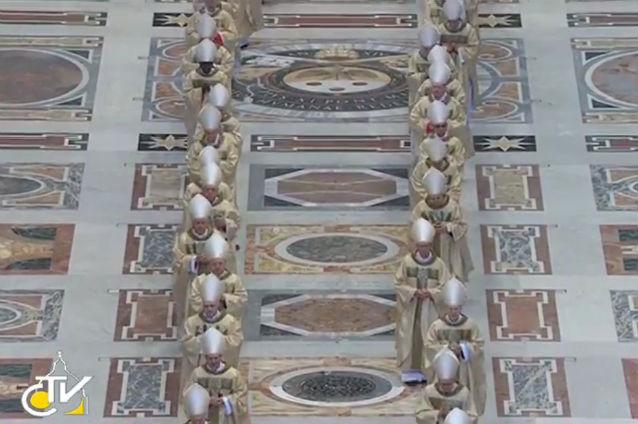 Ceremonia de întronizare a papei. Papa Francisc a îndeamnat preoţii să nu se teamă de tandreţe şi să-şi deschidă braţele pentru cei umili 