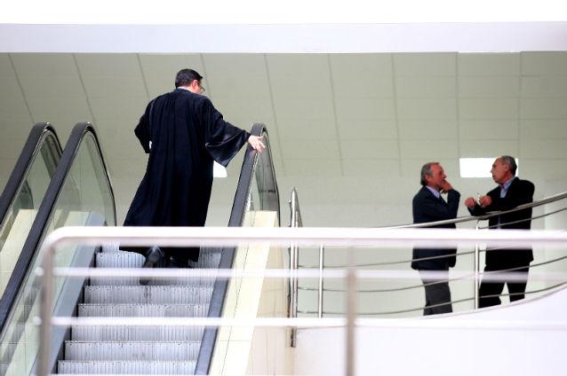 Judecătoarele Costache şi Dinu, păcălite că nu se pot face interceptări în lifturile de la Tribunalul Bucureşti