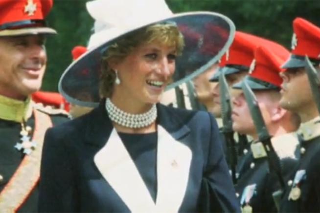 Câteva dintre cele mai frumoase rochii ale prinţesei Diana vandute la o licitaţie