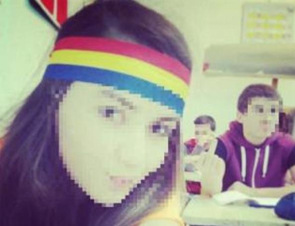 Fotografia elevei care a fost amenințată pentru că a purtat bentiță cu tricolorul într-o școală din Covasna este, din nou, disponibilă pe Facebook