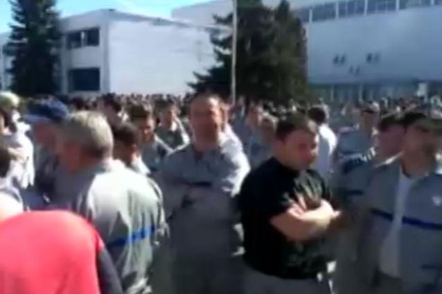 Protest la Dacia. Peste 5.000 de angajaţi au oprit activitatea şi scandează împotriva conducerii