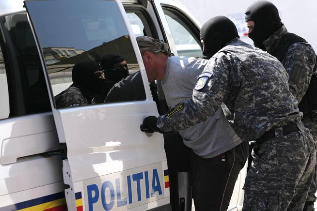 160 de poliţişti participă la percheziţii în Dâmboviţa