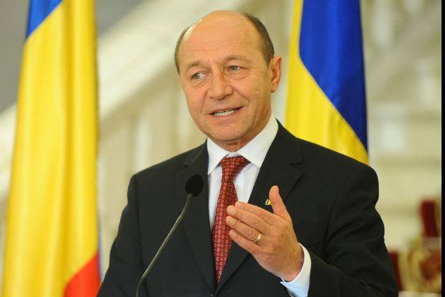 Traian Basescu: &quot;Revizuirea Constitutiei trebuie sa inceapa cu referendumul din 2009&quot;