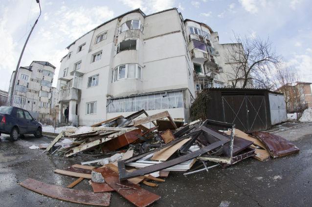 Explozie într-un imobil din Cisnădie. Trei persoae rănite