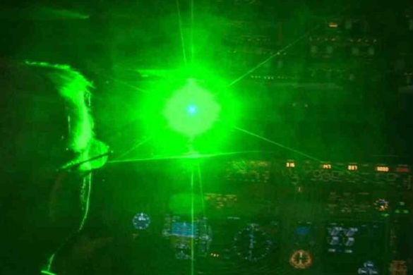 Doi ani şi jumătate de închisoare pentru că a îndreptat o rază laser spre un avion
