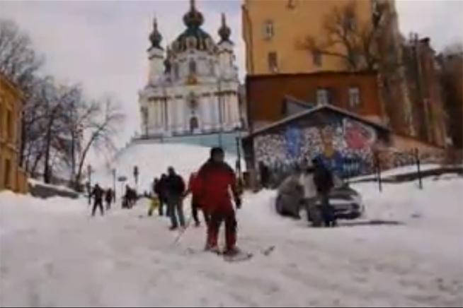 (VIDEO) Centrul Kievului a devenit staţiune de schi