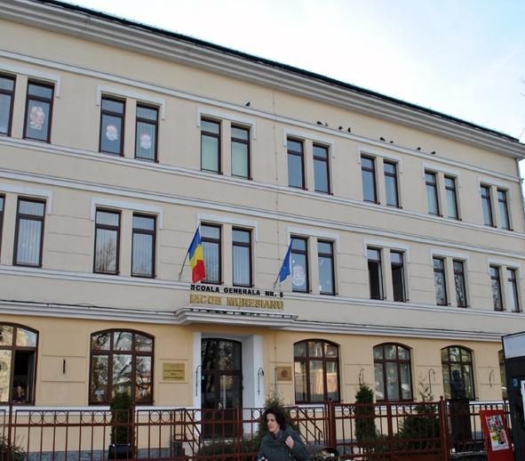 Un profesor din Brașov a murit în fața școlii