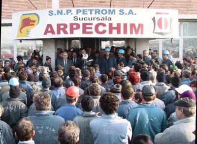 Peste 300 de angajaţi de la Divizia Petrochimică Bradu de lângă Piteşti, aparţinând Oltchim, au blocat DN 65 B