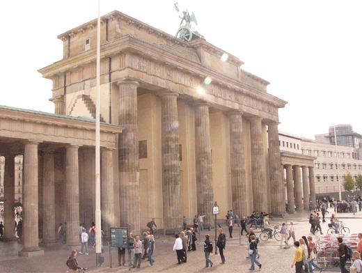 Un șofer german a reușit să avarieze cel mai cunoscut monument din Berlin