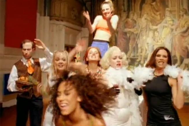 Victoria Beckham părăseşte oficial grupul Spice Girls