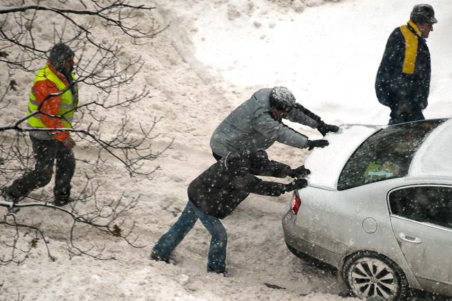 Zeci de şoferi amendaţi de pentru că nu aveau maşinile echipate cu anvelope de iarnă