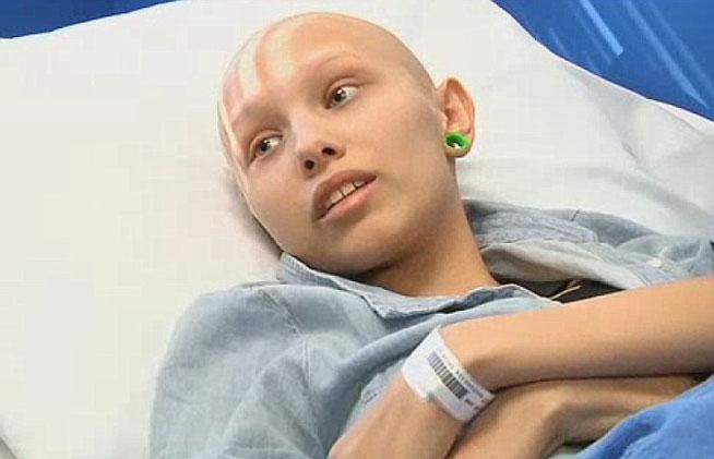 O adolescentă bolnavă de cancer a avut parte de o surpriză incredibilă. Ce au făcut colegii şi angajaţii spitalului pentru fată (VIDEO)
