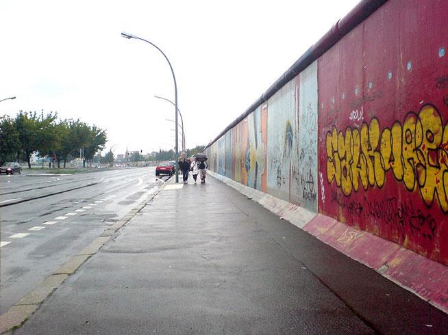 Un tronson din Zidul Berlinului a fost înlăturat, pentru a face loc unui controversat proiect imobiliar