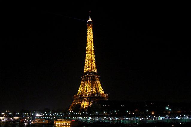 Turnul Eiffel, evacuat din cauza unei false alarme cu bombă