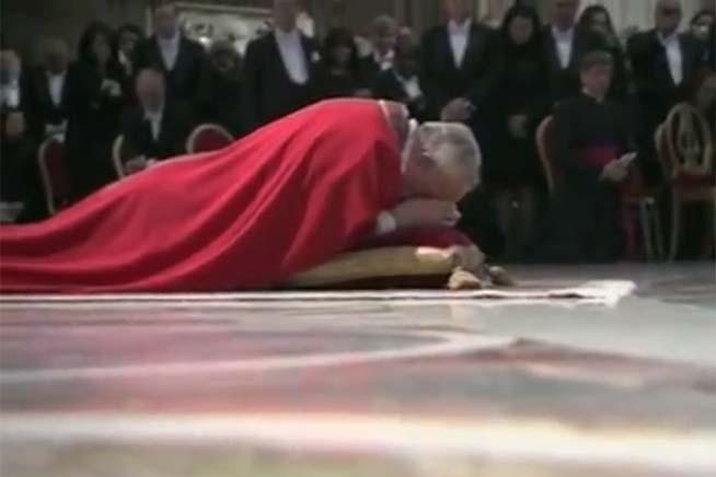 (VIDEO) Imaginile care fac înconjurul lumii. Papa Francisc s-a prosternat în faţa altarului în timpul slujbei din Vinerea Mare