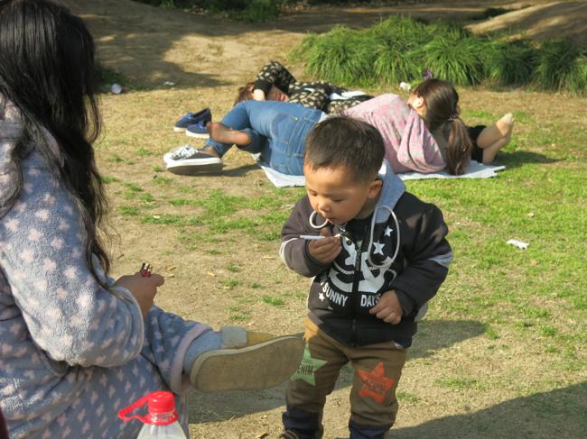 “Dragoste” de mamă: îi aprinde o țigară puștiului său de trei ani (FOTO) 18449361