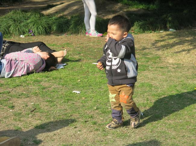 “Dragoste” de mamă: îi aprinde o țigară puștiului său de trei ani (FOTO) 18449365