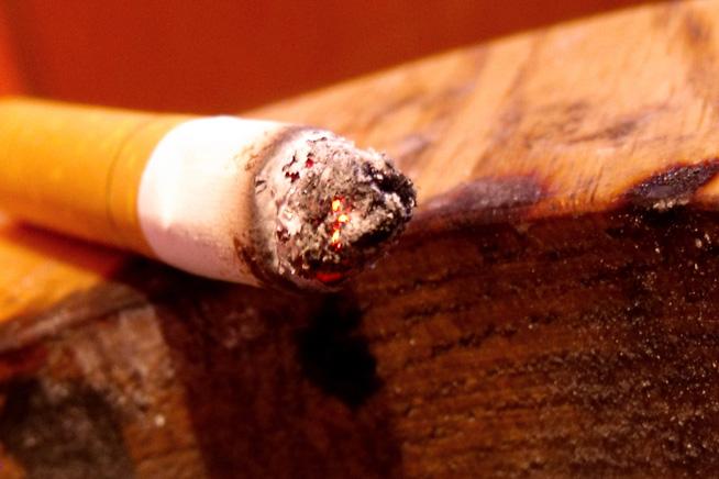 Fumătorii vor scoate mai mulţi bani din buzunar pentru ţigări începând de azi