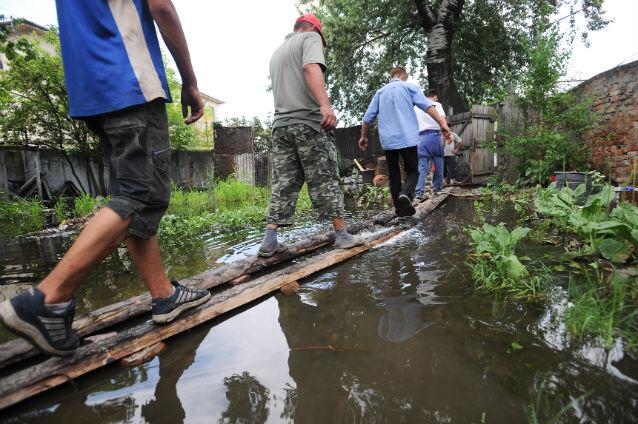 INUNDAŢII! Peste 1.400 de persoane, izolate în Buzău. Multe case inundate şi în Bistriţa-Năsăud