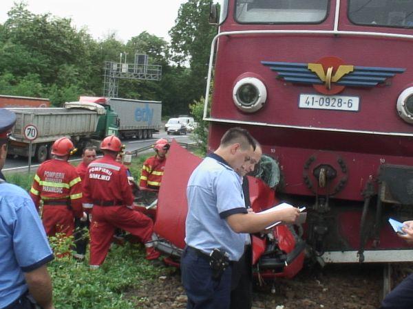 Maşină lovită de tren la Arad, două persoane au murit. Traficul feroviar este blocat între Arad şi Brad
