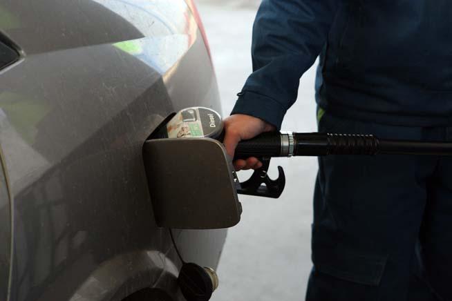 Ministerul Mediului vrea să achiziţioneze carburant auto pe bază de carduri