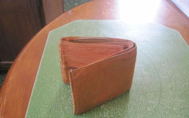 A cumpărat un portofel de la un magazin second hand şi când l-a deschis a încremenit