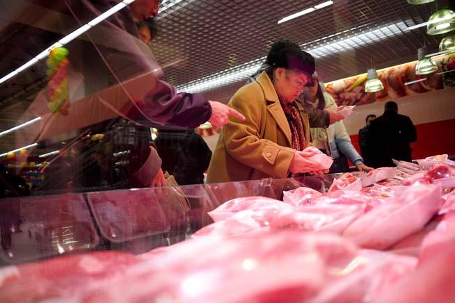 Cercetătorii au identificat încă un factor de risc în carnea roşie