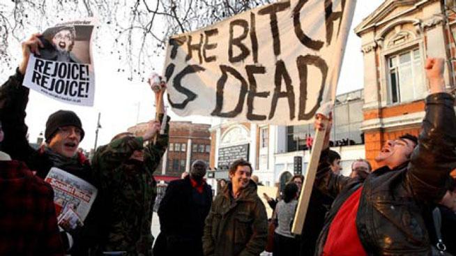 Manifestanţi londonezi i-au urat &quot;călătorie sprâncenată&quot; lui Margaret Thatcher 