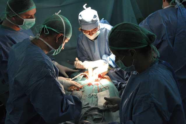 Premieră chirurgicală la Cluj Napoca: Implantarea unei proteze din titan care înlocuieşte un os din scheletul feţei