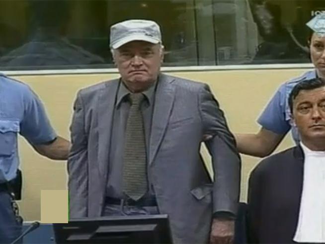 Fostul şef militar al sârbilor bosniaci Ratko Mladic evacuat din sala de audieri în timpul procesului de la Tribunalului Penal Internaţional