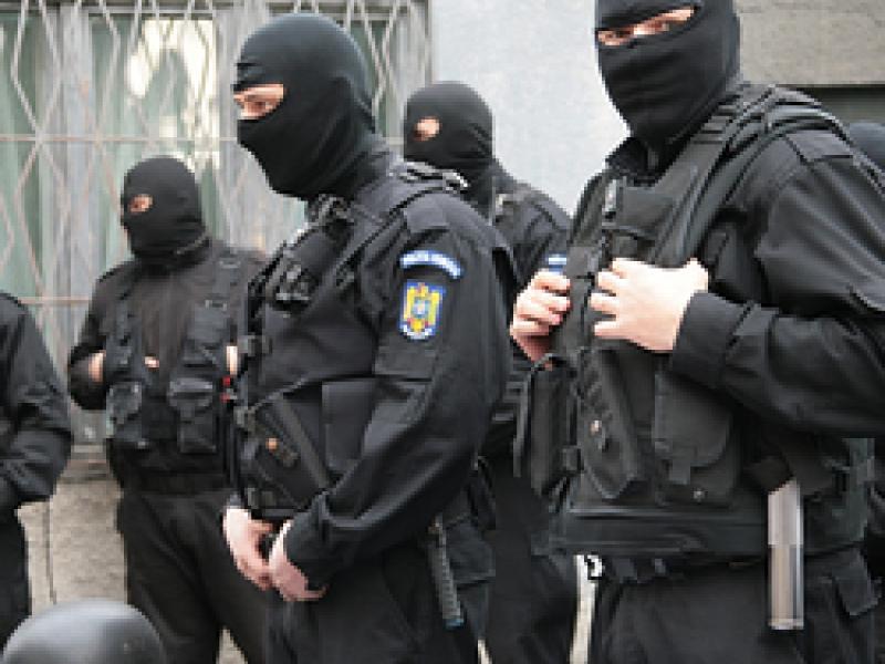 Percheziţii în Craiova, la traficanţi de arme şi suspecţi de TERORISM