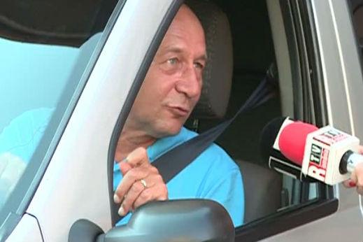 Basescu, implicat intr-un accident rutier. Seful statului nu a pastrat distanta regulamentara si a tamponat masina din fata