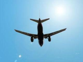 Miracol in Indonezia: toti pasagerii unui avion care s-a rupt dupa ratarea aterizarii, au SUPRAVIETUIT