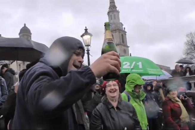 (VIDEO) Opozanţii fostului premier Margaret Thatcher au sărbătorit în centrul Londrei