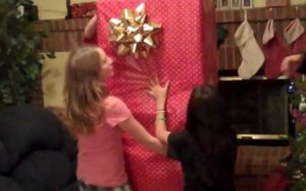 VIDEO. Surpriza INCREDIBILĂ pe care o are o fetiţă de 11 ani când desface un cadou. ''Nu mă aşteptam la asta''