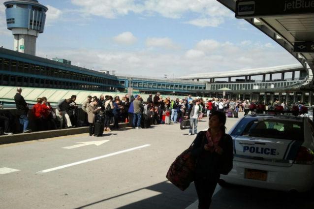 Aeroportul LaGuardia din New York, evacuat dupa gasirea unui pachet suspect. Obama: &quot;Atentatul de la Boston, un act terorist&quot; 