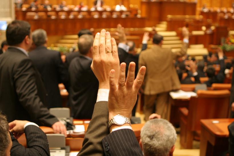 Parlamentul a adoptat modificările la Statutul deputaţilor şi senatorilor cerute de CCR
