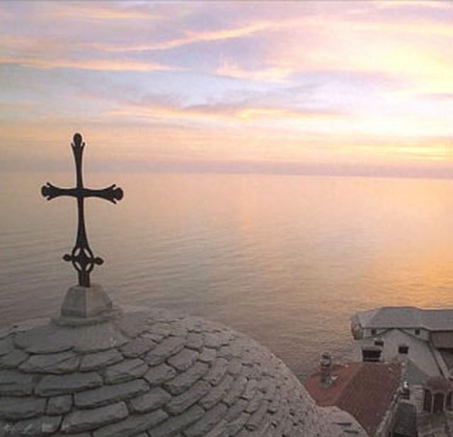 MINUNEA de la Muntele Athos S-A REPETAT: Candela de la Schitul &quot;Sfânta Ana&quot; s-a mişcat în formă de cruce timp de 2 ore