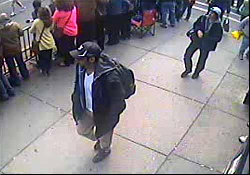 FBI publică primele fotografii ale suspecţilor în cazul atentatelor cu bombă din Boston (VIDEO)