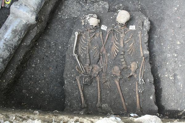 Schelete &quot;Romeo şi Julieta&quot;, din epoca medievală, descoperite la Cluj. &quot;Erau aşezaţi faţă în faţă şi se ţineau de mână!&quot;