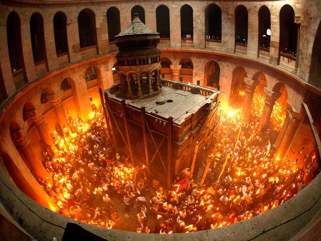 Povestea aprinderii miraculoase a Sfintei Lumini în Sâmbăta cea Mare a Sfintelor Paşti la Ierusalim