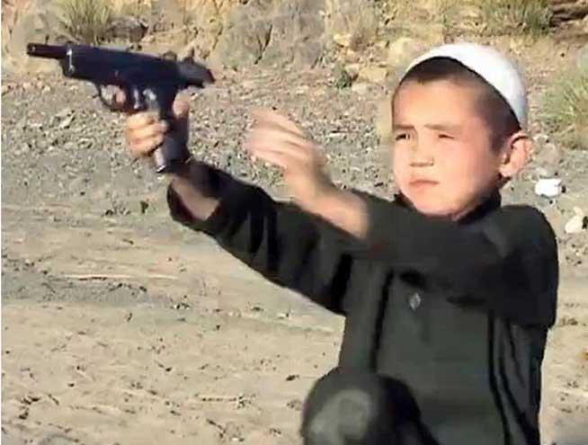 VIDEO. Micuţii talibani: copii de cinci ani folosind arme de foc în tabere de pregătire din Afganistan